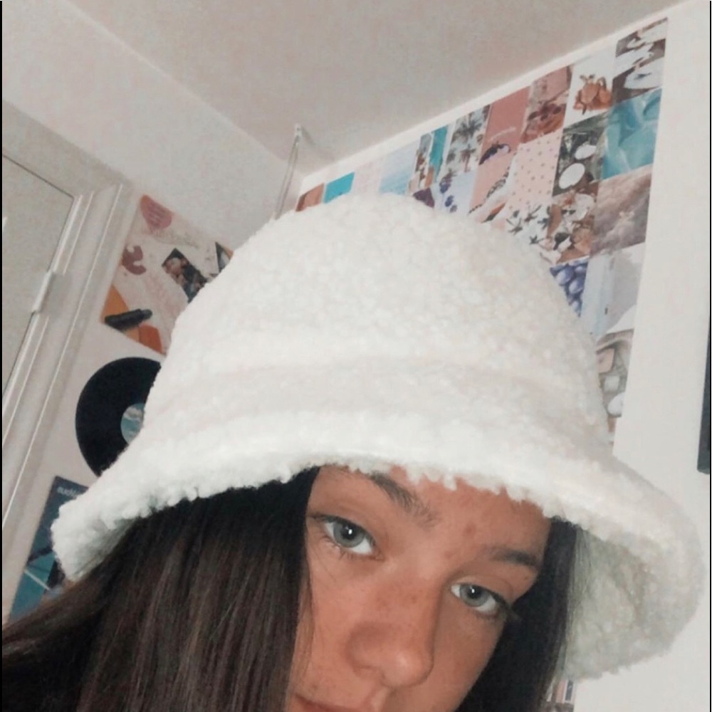Fluffy wibter bucket hat